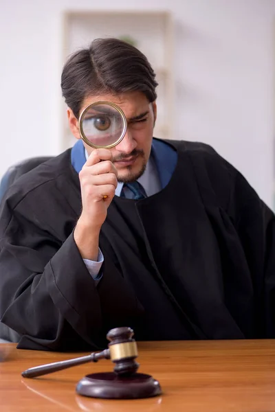 Fiatal férfi bíró a tárgyalóteremben. — Stock Fotó