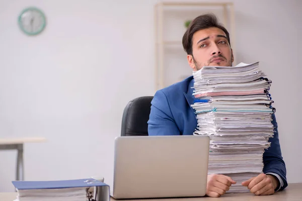 Junge männliche Mitarbeiter und zu viel Arbeit im Büro — Stockfoto