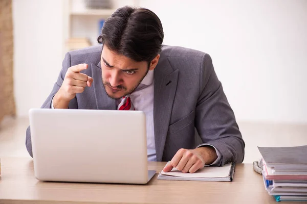 Jovem empresário empregado que trabalha no escritório — Fotografia de Stock