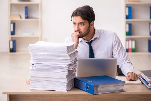 Ung affärsman anställd missnöjd med överdrivet arbete på kontoret — Stockfoto