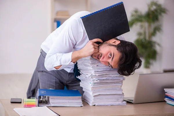 Jungunternehmer unzufrieden mit exzessiver Arbeit im Büro — Stockfoto