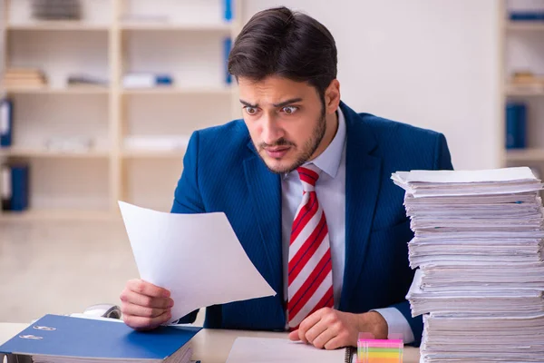 Jonge zakenman werknemer ontevreden met overmatig werk in het kantoor — Stockfoto