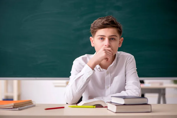 Jongen zit in de klas — Stockfoto