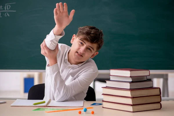 Niño sentado en la clase — Foto de Stock