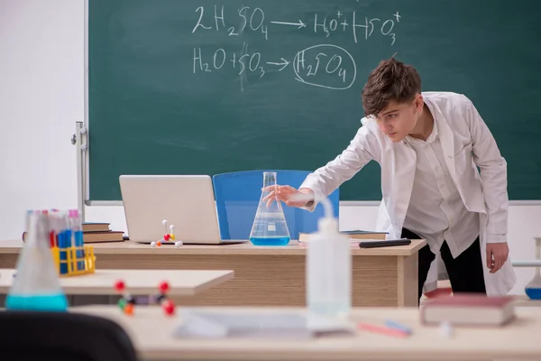 Estudante que estuda química em sala de aula — Fotografia de Stock