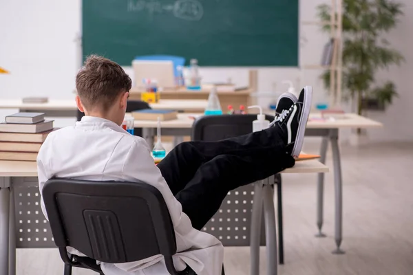 Schoolboy studying chemistry in the classroom — Stock Photo, Image