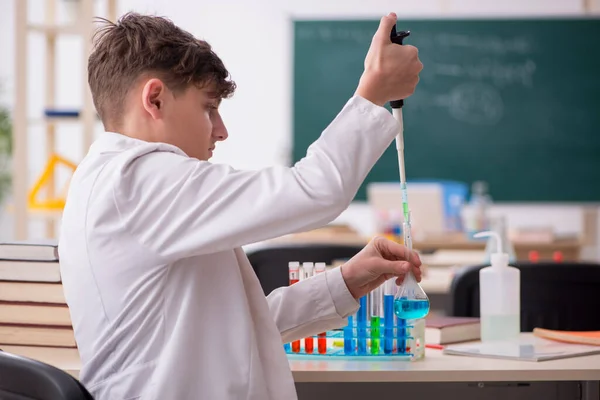Öğrenci çocuk sınıfta kimya okuyor. — Stok fotoğraf