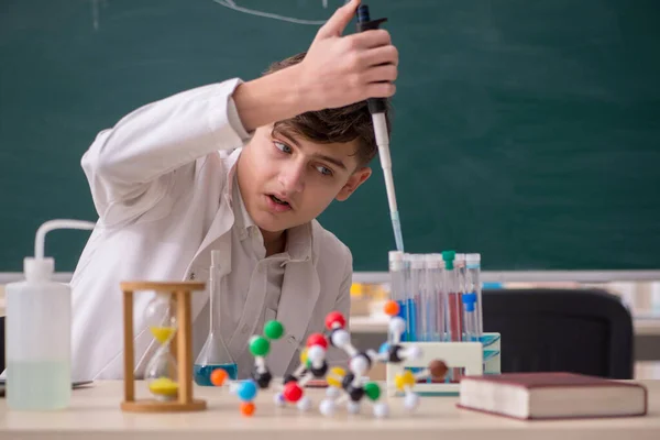 Schooljongen die scheikunde studeert in de klas — Stockfoto