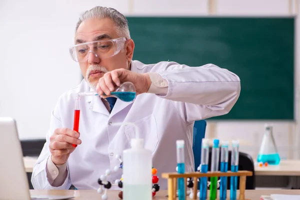 Vecchio insegnante di chimica maschile in classe — Foto Stock