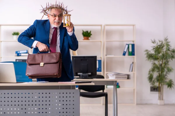 Velho empregado masculino vestindo grinalda espinhosa no conceito de gerenciamento de tempo — Fotografia de Stock