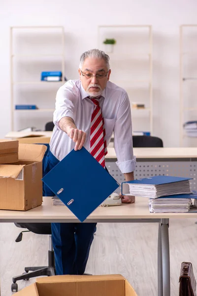 Velho empregado masculino no conceito de movimento — Fotografia de Stock