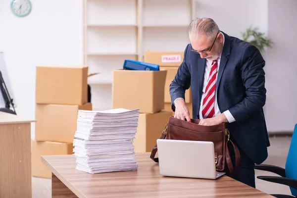 Vieil homme d'affaires employé dans le concept de réinstallation — Photo