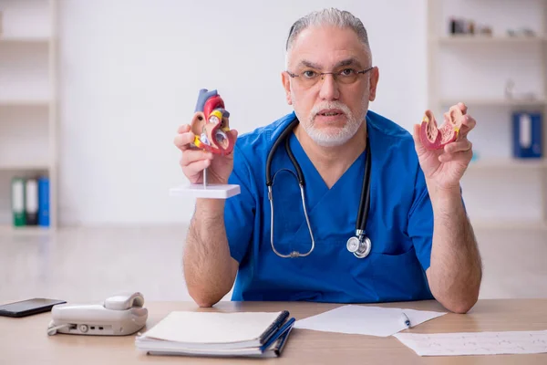 Vecchio medico cardiologo maschile che lavora in clinica — Foto Stock