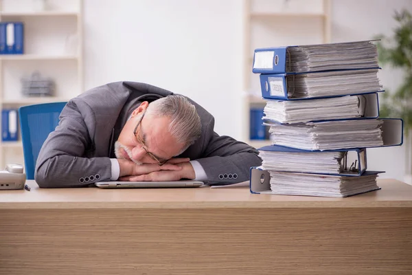 Vecchio dipendente maschio infelice con il lavoro eccessivo in ufficio — Foto Stock