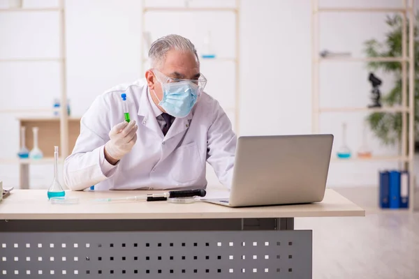 Ancien chimiste masculin travaillant dans le laboratoire pendant la pandémie — Photo