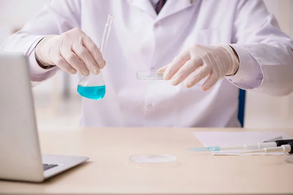 Oude mannelijke chemicus werkt in het lab. — Stockfoto