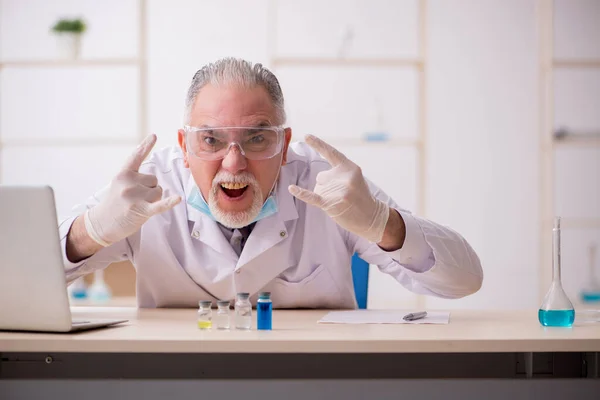 Παλιός άντρας χημικός που εργάζεται στο εργαστήριο κατά τη διάρκεια πανδημίας — Φωτογραφία Αρχείου