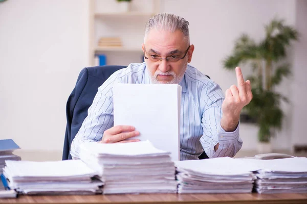 Velho empresário empregado infeliz com excesso de trabalho no escritório — Fotografia de Stock