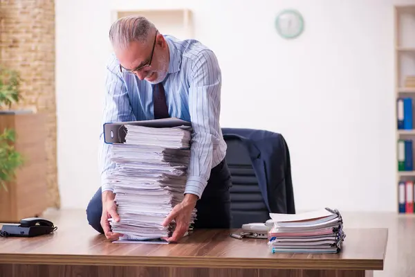 Velho empresário empregado infeliz com excesso de trabalho no escritório — Fotografia de Stock