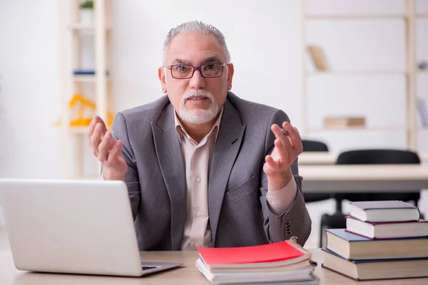 Leeftijd mannelijke leraar in de klas — Stockfoto