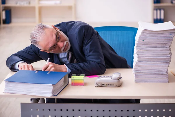 Старий працівник бізнесмена незадоволений надмірною роботою в офісі — стокове фото