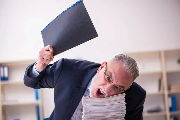 Velho empresário empregado infeliz com excesso de trabalho no escritório — Fotografia de Stock