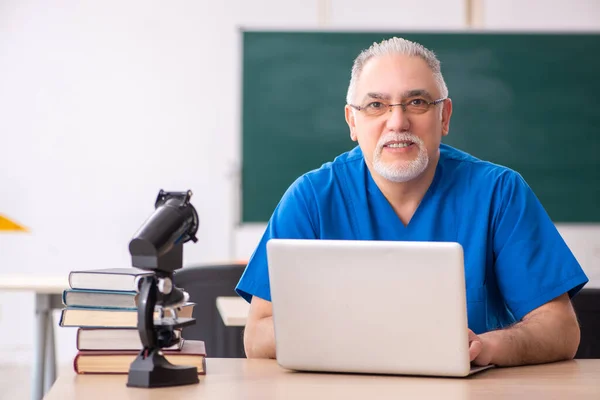 Viejo profesor químico en el aula — Foto de Stock