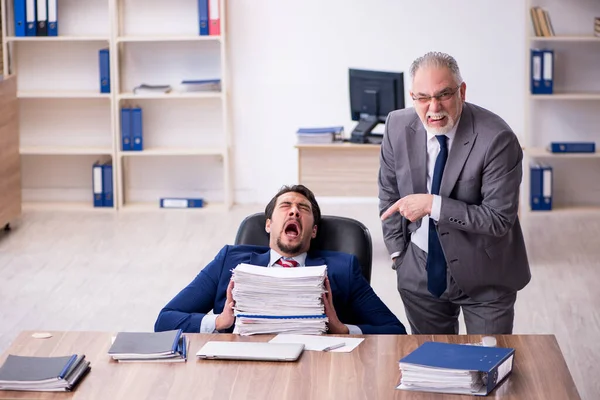 Deux employés masculins et trop de travail au bureau — Photo