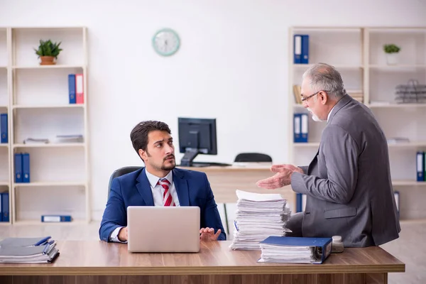 Dois empregados do sexo masculino e muito trabalho no escritório — Fotografia de Stock