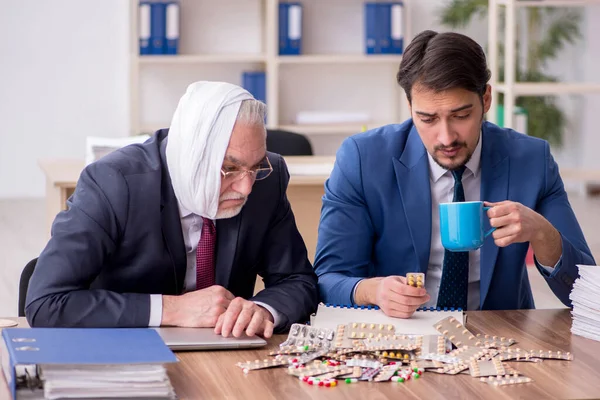 Old male employee suffering from toothache in the office — Stock Photo, Image