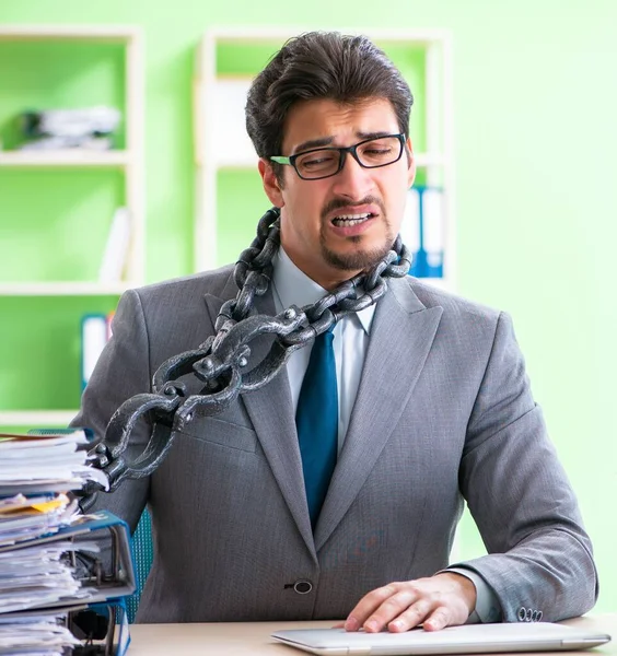 Angestellter wegen Arbeitsbelastung an Schreibtisch gefesselt — Stockfoto