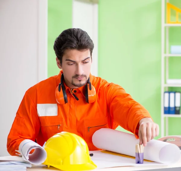 Supervisor de construcción planificando nuevo proyecto en oficina —  Fotos de Stock