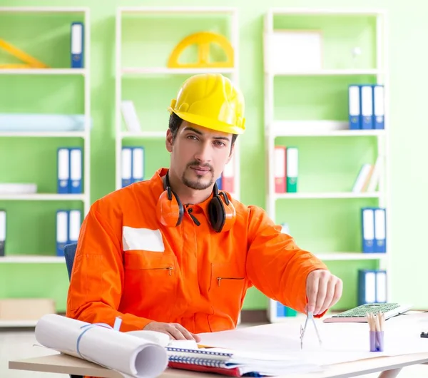 Supervisor da construção que planeia novo projecto no escritório — Fotografia de Stock