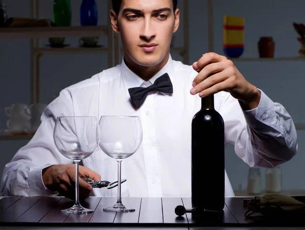 Profesionální sommelier ochutnávka vína v restauraci — Stock fotografie