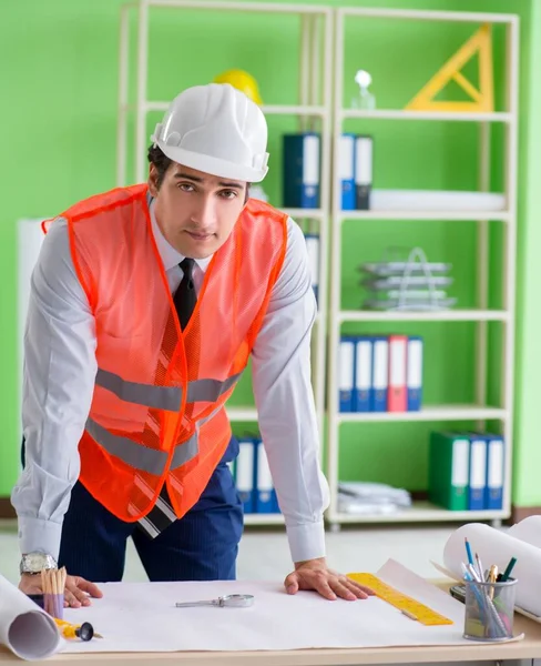 Hombre arquitecto trabajando en el proyecto — Foto de Stock