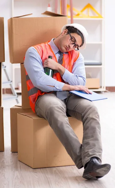 Entrega hombre borracho en el trabajo — Foto de Stock