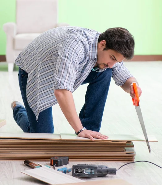 Mannen som lägger golv hemma — Stockfoto