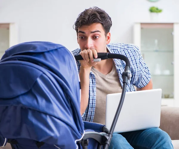 Junger Vater pflegt Neugeborenes zu Hause — Stockfoto