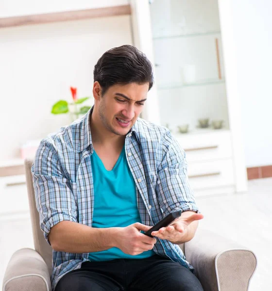 Homme regardant la télévision à la maison — Photo