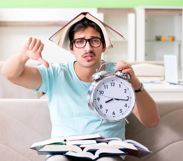 Estudiante preparándose para exámenes universitarios en casa en tiempo de los gerentes — Foto de Stock