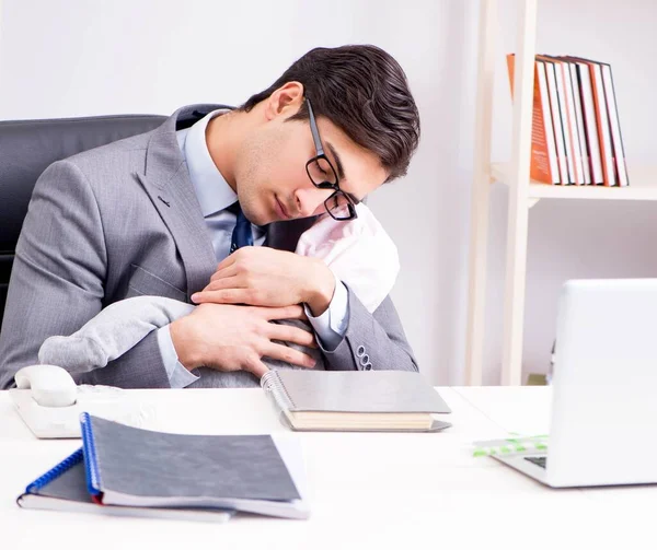 Biznesmen zajmujący się noworodkiem w biurze — Zdjęcie stockowe