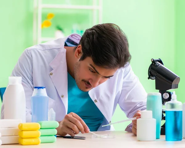Sabão de teste químico no laboratório — Fotografia de Stock