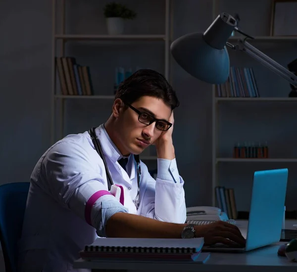 Médecin toxicomane rester tard à l'hôpital — Photo