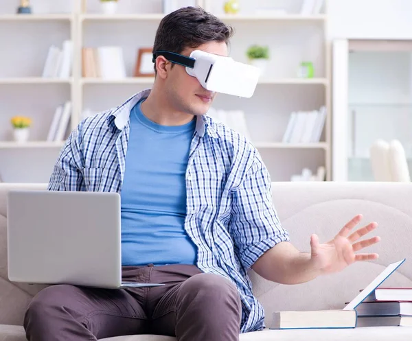 Student na volné noze s brýlemi virtuální reality doma — Stock fotografie