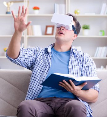 Evde sanal gerçeklik gözlükleriyle serbest çalışan bir öğrenci.