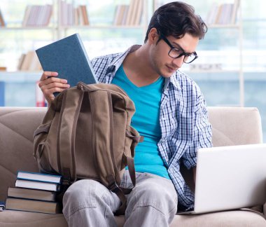 Bilgisayarlı beyaz öğrenci üniversite sınavlarına hazırlanıyor.