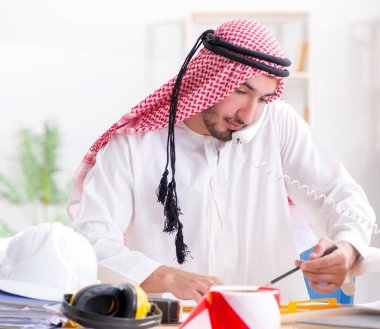 Arap mühendis yeni proje üzerinde çalışıyor