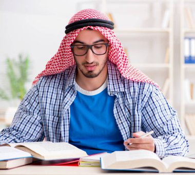 Üniversite sınavlarına hazırlanan Arap öğrenci