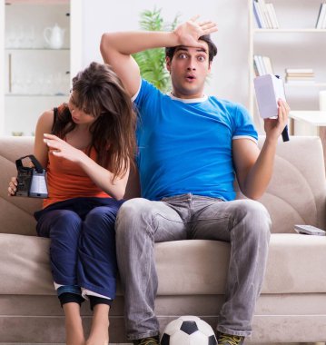 Adam sanal gerçeklik VR gözlükleriyle futbol izliyor.