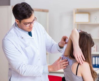 Doktor hastaların eklem esnekliğini kontrol ediyor